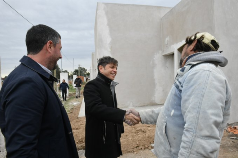 Axel Kicillof recorrió obras y entregó patrulleros en Pila