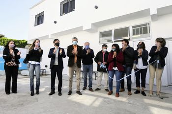 En Roque Pérez, Axel Kicillof inauguró aulas en una escuela, entregó patrulleros y una ambulancia 