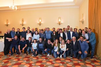Axel Kicillof, Máximo Kirchner, Fernando Espinoza y demás funcionarios del PJ Bonaerense, juntos en Mar del Plata.