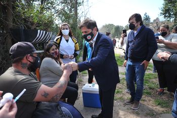 Axel Kicillof se sumó al operativo de vacunación casa por casa en Arturo Seguí