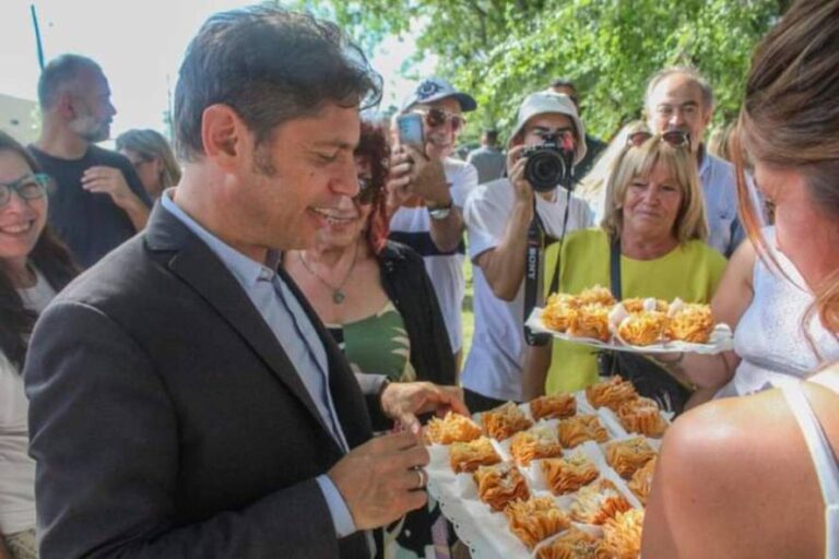 Axel Kicillof revolucionó a un pueblo rural y hasta lo recibieron con pastelitos