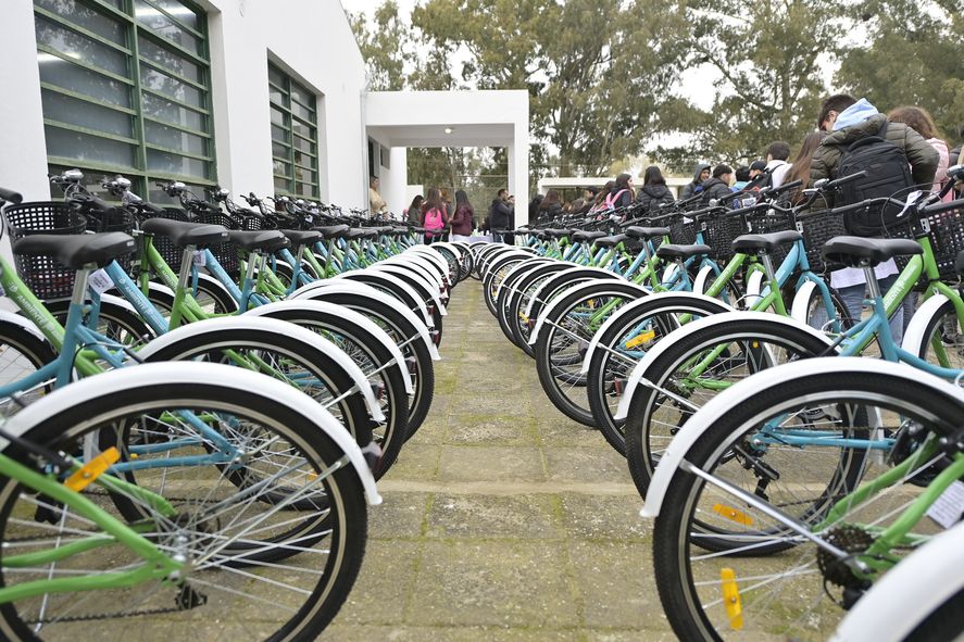 Kiicllof entregó 115 bicicletas a estudiantes que participaron de un proyecto en el marco del programa provincial “Movilidad Sustentable” Kiicllof entregó 115 bicicletas a estudiantes que participaron de un proyecto en el marco del programa provincial “Movilidad Sustentable”