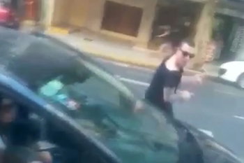 Le suspendieron la licencia de conducir al hombre que destrozó el vidrio de un colectivo.