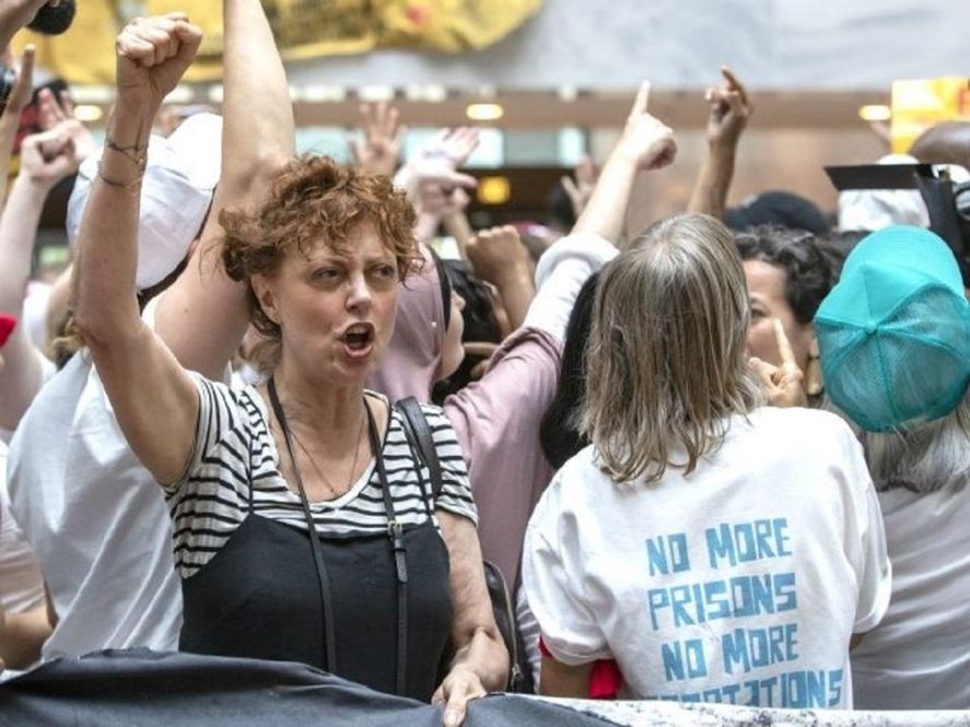 La actriz de Hollywood Susan Sarandon denuncia la pobreza que se vive en la ciudad de Oakland en el estado de California, en Estados Unidos