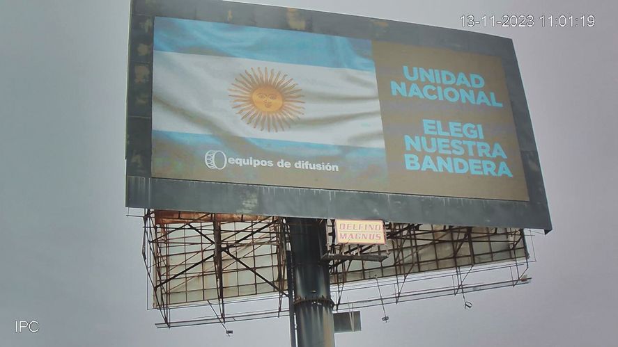 La ciudad de Buenos Aires y el Conurbano amanecieron empapelados con una campaña publicitaria en respaldo a Sergio Massa que lleva el sello de Pepe Albistur.