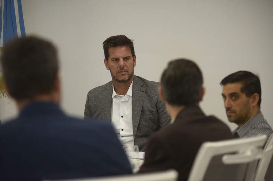 La  empresa pública Corredores Viales promueve un espacio de trabajo junto a representantes de parques industriales.