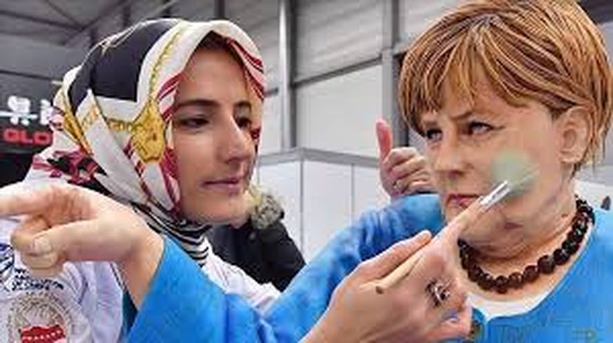 La experta artista en pastelería hace tortas increíbles de objetos y personajes. Aquí Ángela Merkel 