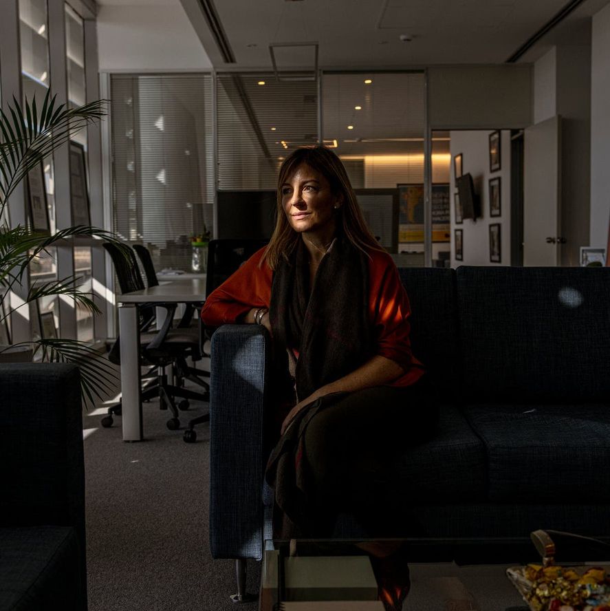 La foto oscura que decidió publicar el New York Times de Soledad Acuña, la ministra de Educación de la ciudad de Buenos Aires que prohibió la utilización del lenguaje inclusivo en ese distrito capital 