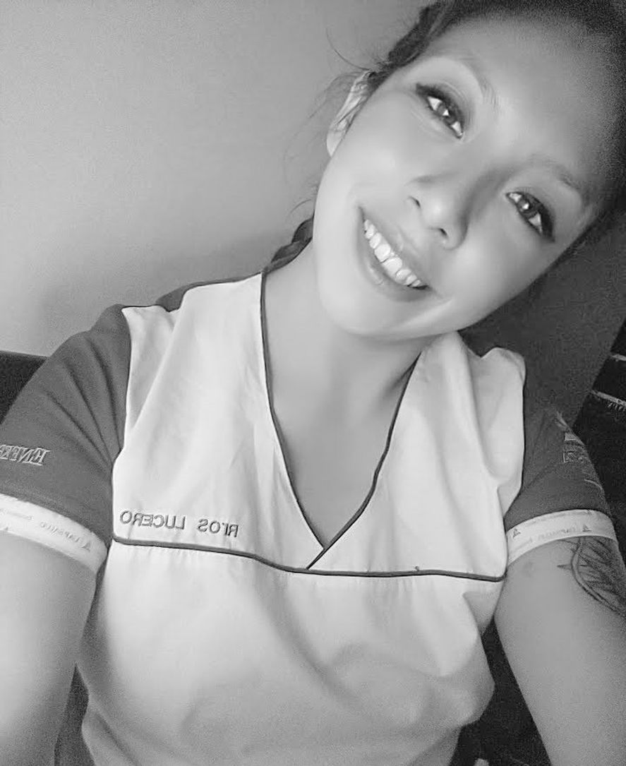 La foto de rostro de Lucero, la joven boliviana que trabaja con uniforme como doméstica al servicio de dos personas mayores en Recoleta 