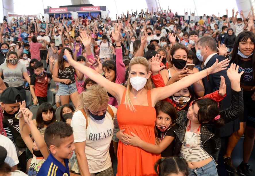 La foto de una pequeña niña abrazada a la "panza" embarazada de la Primera Dama Fabiola Yáñez conquistó el corazón de los presentes en Tecnópolis 