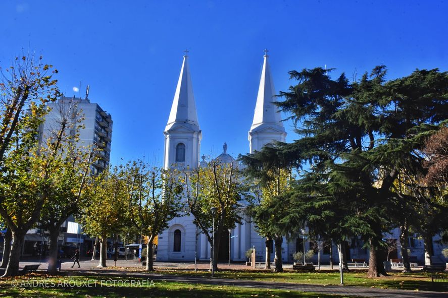 La iglesia San José de Olavarría, frente a la plaza central 