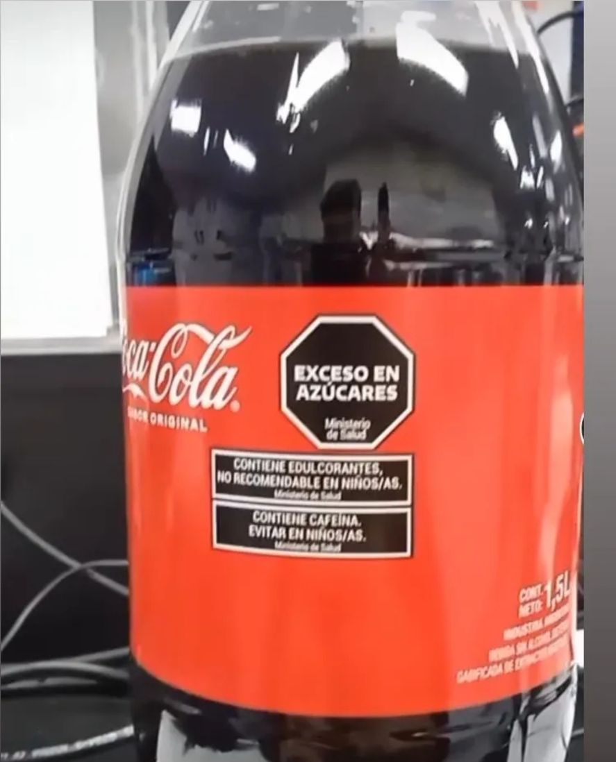 La imagen de la botella de Coca Cola que comenzó a circular en redes, porque sería la primera que tiene el etiquetado frontal obligado por ley
