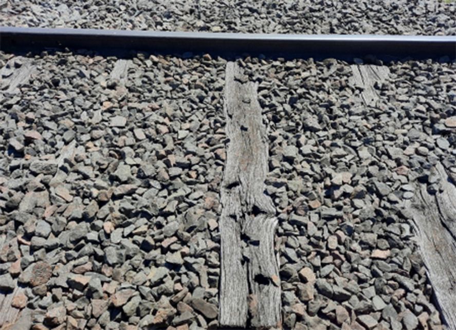 La inspección ocular dio cuenta de durmientes en mal estado (astillado, quebrado y putrefacto) y clavos de fijación/sujeción libres y/o faltantes tras el desacarrilamiento en Olavarría.