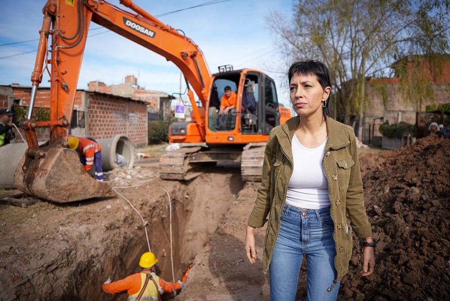 La intendenta de Quilmes, supervisó la pavimentación de 30 cuadras para el barrio Iapi Santa María de Bernal Oeste. 
