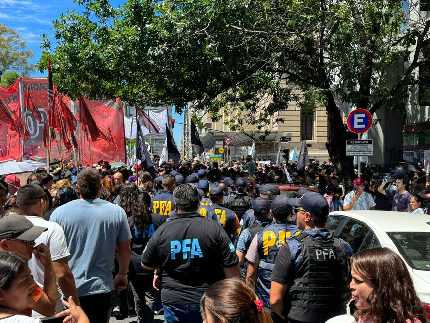 La masiva marcha de la CGT contra el “decretazo” de Javier Milei incluyó a sectores de la CTA, la izquierda y movimientos sociales. Fuerte operativo policial.  