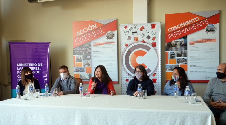 La ministra Estela Díaz presentó el Programa Acompañar junto a funcionarios y dirigentes de Olavarría 