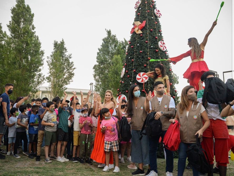 La Primera Dama Fabiola Yáñez entremezclada con más de 1000 niños y niñas de comedores infantiles en un evento organizado por la Fundación Banco Nación en Tecnópolis con motivo de la Navidad 