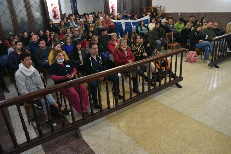 La sesión en Olavarría  que fue seguidamente fervorosamente por diferentes actores políticos y comunitarios desde las gradas