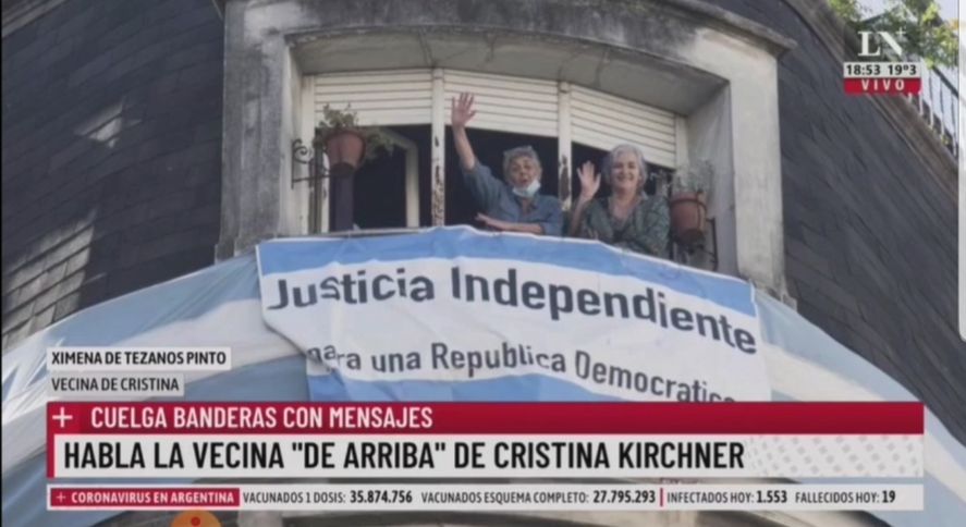 La vecina de arriba del departamento en el edificio donde vive Cristina Kirchner, saluda desde su ventana junto a su familia 