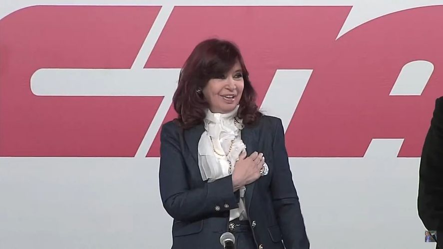 La vestimenta que utilizó la Vicepresidenta en su discurso de ayer en la CTA, era de color azul 