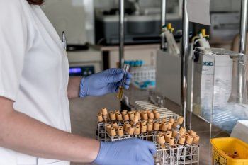 Reporte diario de Coronavirus: Argentina superó las 45.000 muertes desde el inicio de la pandemia. 