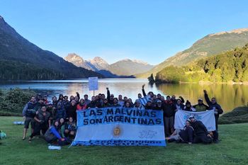 El dirigente social Juan Grabois se fue a acampar a la estancia del magnate Joe Lewis y la exdiputada lo apoyó: Si quiere acampar ahí, hay muy buena trucha.