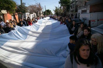 Lanús: Conmovedor abrazo simbólico en la escuela donde iba Morena  