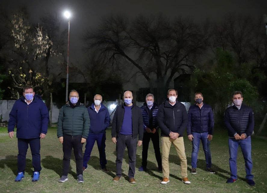 Larreta y su candidato, Diego Santilli, anoche en Lanús junto a intendentes PRO.