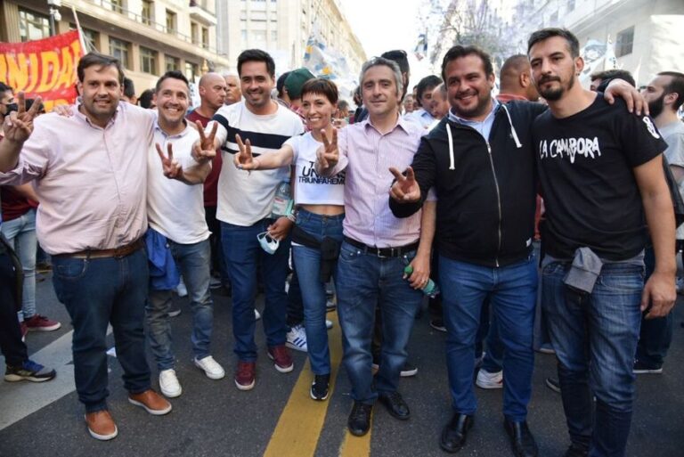 Andrés Larroque dejó en off side a una periodista de canal 13