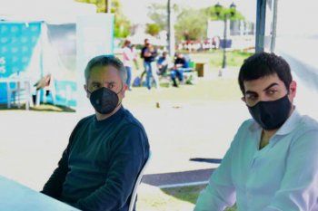 El ministro de Desarrollo de la Comunidad bonaerense, Andrés Larroque, en la carpa instalada en Guernica.
