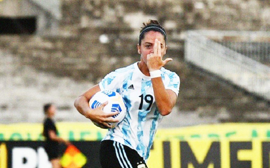 Mariana Larroquette festeja uno de sus goles con la Selección Argentina. Mariana Larroquette festeja uno de sus goles con la Selección Argentina.