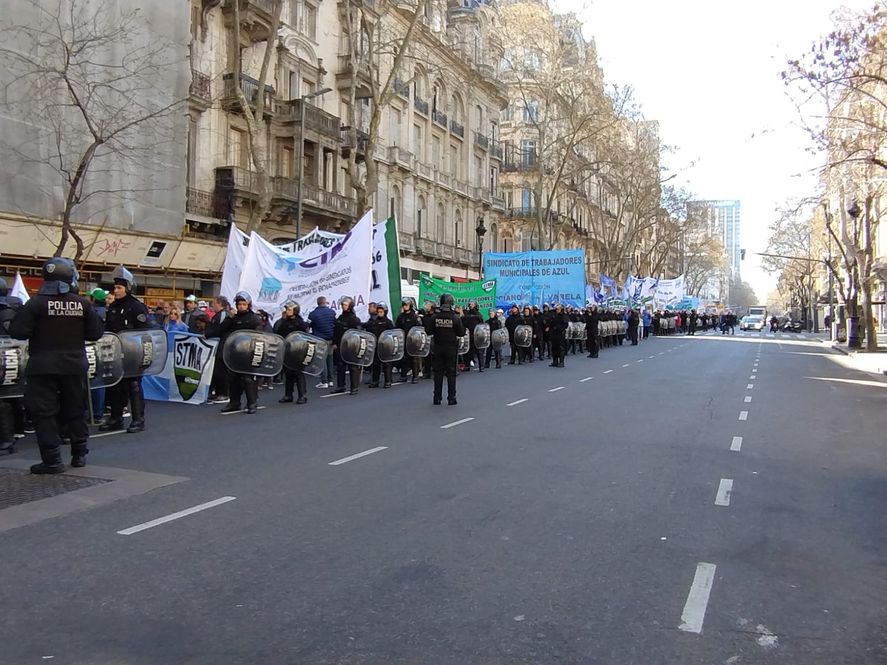 Las columnas de manifestantes se concretaron en Avenida de Mayo y 9 de Julio y se movilizaron hasta la Casa Provincia en la ciudad de Buenos Aires para la entrega de un petitorio (Foto gentileza Fesimubo)