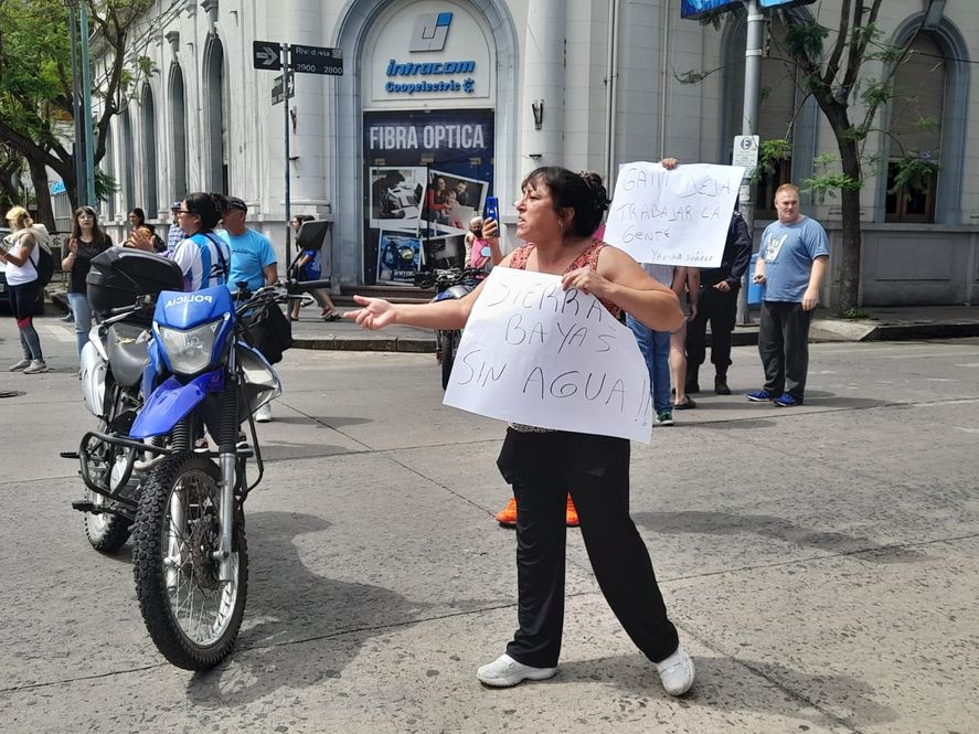 Las protestas por los cortes de luz y agua incluyeron un corte de calle en pleno centro de Olavarría 