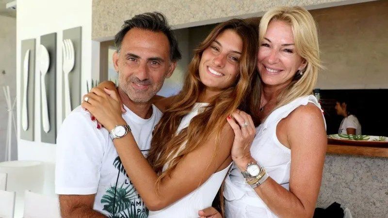Según Lola y Yanina Latorre, la joven fue a la fiesta a buscar a una amiga pero no se bajó del auto