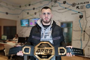 Laureano Staropoli se coronó campeón de MMA en Francia. Las imágenes de esta nota fuerontomadas con un Motorola Moto G52.