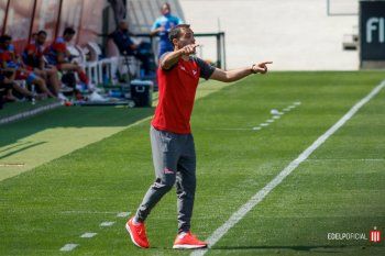 Leandro Desábato dando indicaciones al equipo