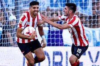 Leandro Díaz festeja el 4-4 de Estudiantes en el Bosque.