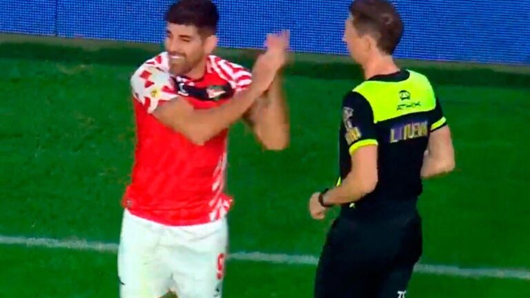 Leandro Díaz aplaudió con ironía y se salvó de la roja