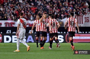Leandro Díaz festeja su gol ante River con sus compañeros de Estudiantes