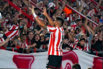 Leandro Díaz festeja su gol en Estudiantes con los hinchas en UNO