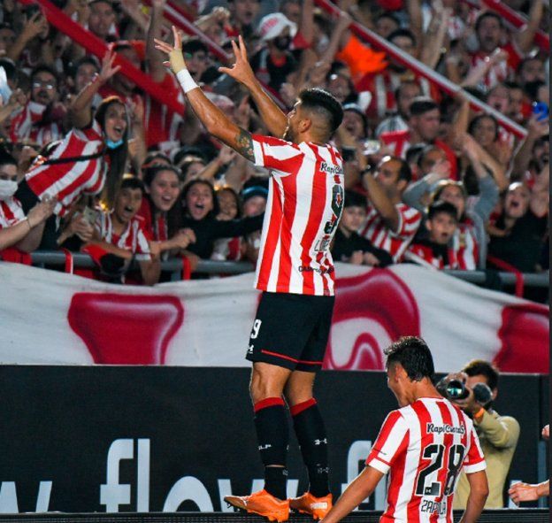 Leandro Díaz festeja su gol en Estudiantes con los hinchas en UNO.