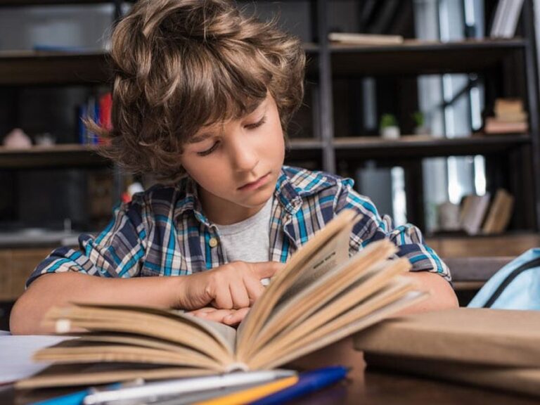 Los niños que comienzan a leer a edad temprana mejoran su salud mental