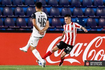 Leonardo Godoy en acción junto a Estudiantes.