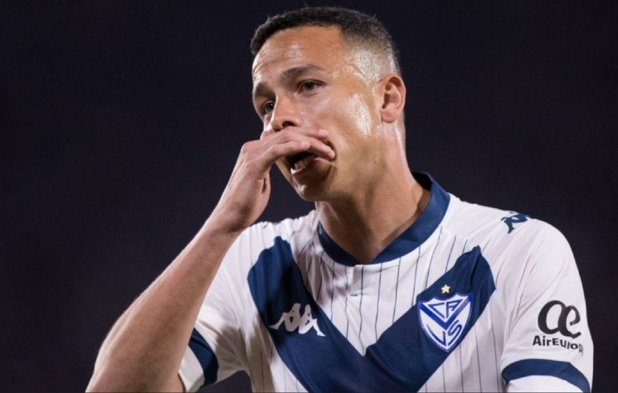 Leonardo Jara, jugador formado en Estudiantes, con la camiseta de Vélez.