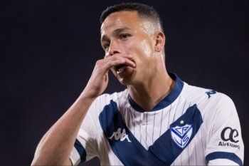Leonardo Jara, jugador formado en Estudiantes, con la camiseta de Vélez
