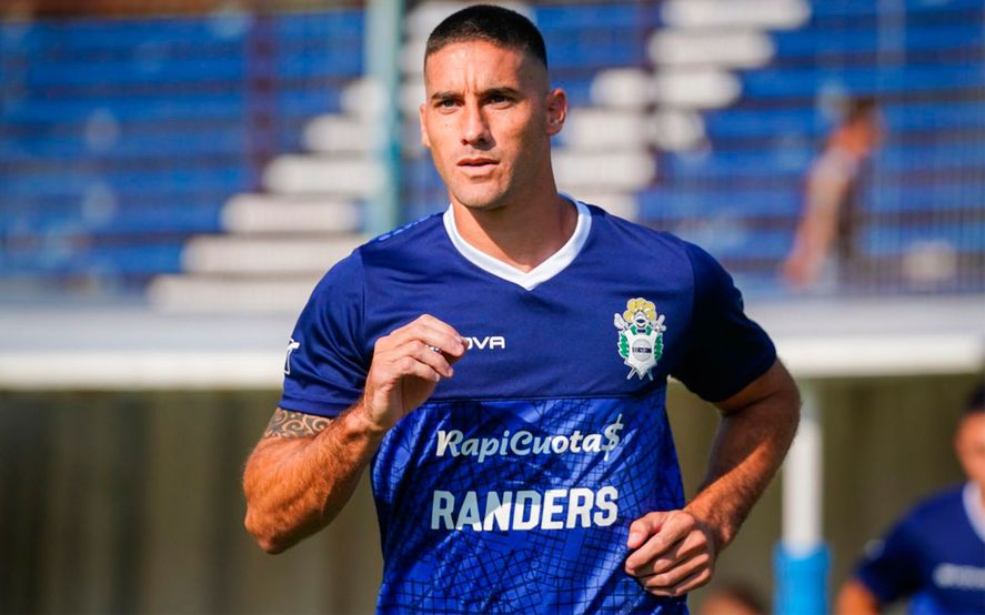 Leonardo Morales, defensor de Gimnasia, en el Bosque. (Foto: prensa GELP)