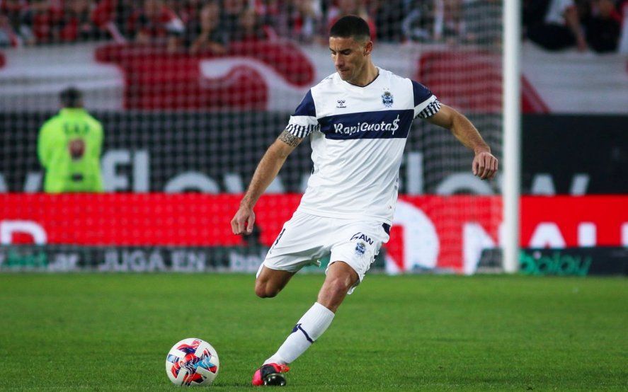 Leonardo Morales en acción en la visita de Gimnasia a Estudiantes (Foto: Prensa GELP).