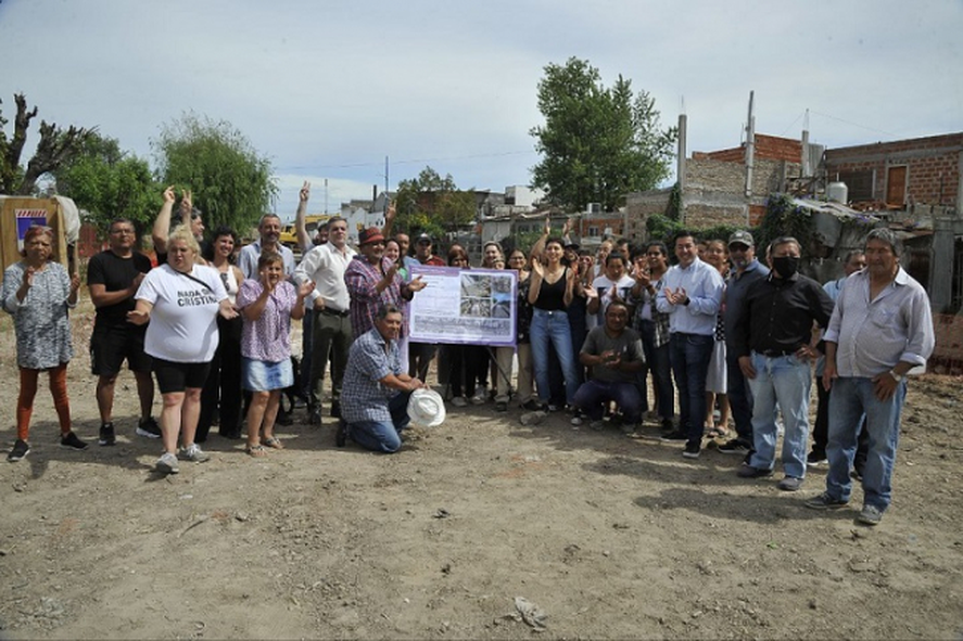 Leonardo Nardini y Mayra Mendoza recorrieron el avance de las obras de entubamiento de la cuenca del arroyo San Francisco-Las Piedras.
