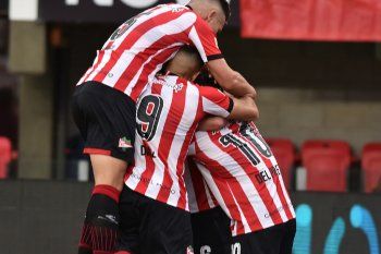 Estudiantes festeja en UNO su victoria ante Arsenal