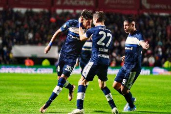 Alan Lescano festeja junto a Nicolás Colazo e Ivo Mammini, uno de los golazos en Gimnasia ante Argentinos Juniors (Foto: Prensa GELP)